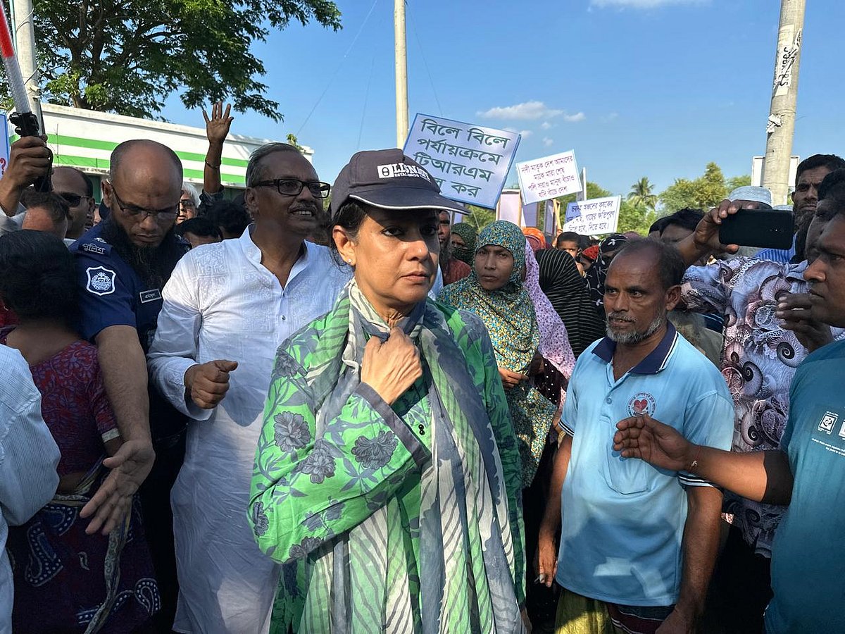 যশোরের ভবদহ অঞ্চল পরিদর্শন শেষে উপস্থিত লোকজনের উদ্দেশে কথা বলেন পানিসম্পদ মন্ত্রণালয়ের উপদেষ্টা সৈয়দা রিজওয়ানা হাসান। রোববার দুপুরে অভয়নগর উপজেলার ভবানীপুর এলাকায়