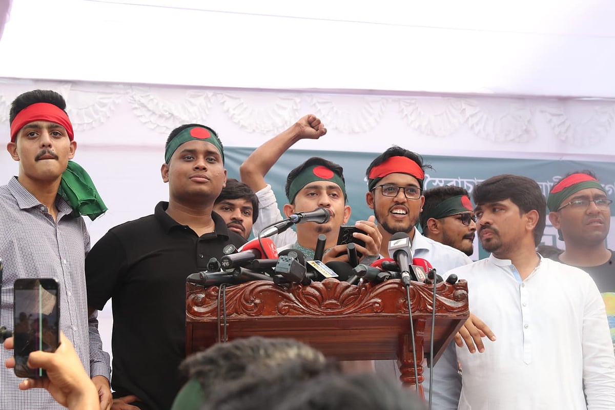 গণজমায়েত কর্মসূচিতে বক্তব্য দিচ্ছেন সারজিস আলম। পাশে হাসনাত আবদুল্লাহসহ অন্যরা