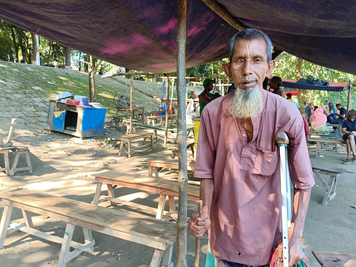 সড়ক দুর্ঘটনায় বিকলাঙ্গ হয়েছেন আবুল কালাম। পান প্রতিবন্ধী ভাতা। কিন্তু কয়েক মাস ধরে ভাতা বন্ধ থাকায় বিপাকে পড়েছেন। রোববার সকালে ময়মনসিংহ নগরের জয়নুল আবেদিন উদ্যানে