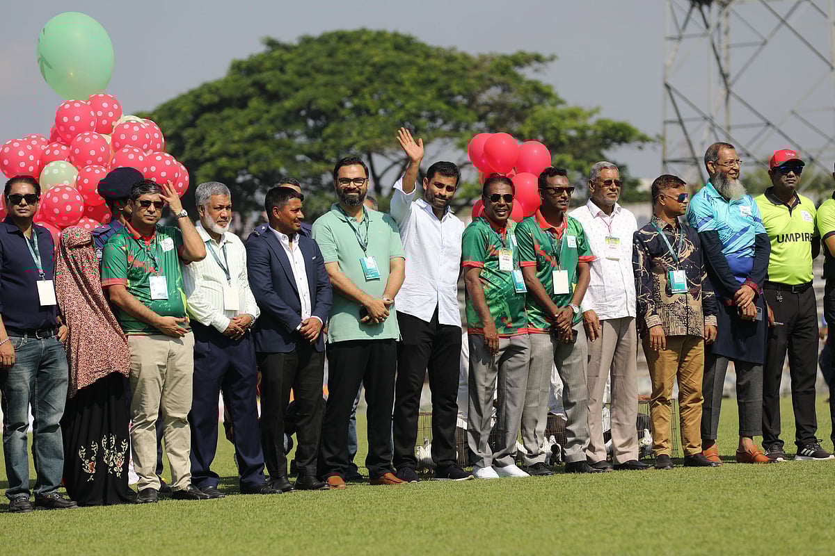 হাত নেড়ে দর্শকদের ভালোবাসা গ্রহণ করেন জাতীয় ক্রিকেট দলের সাবেক অধিনায়ক তামিম ইকবাল খান। রোববার সকালে বগুড়ার শহীদ চান্দু স্টেডিয়ামে