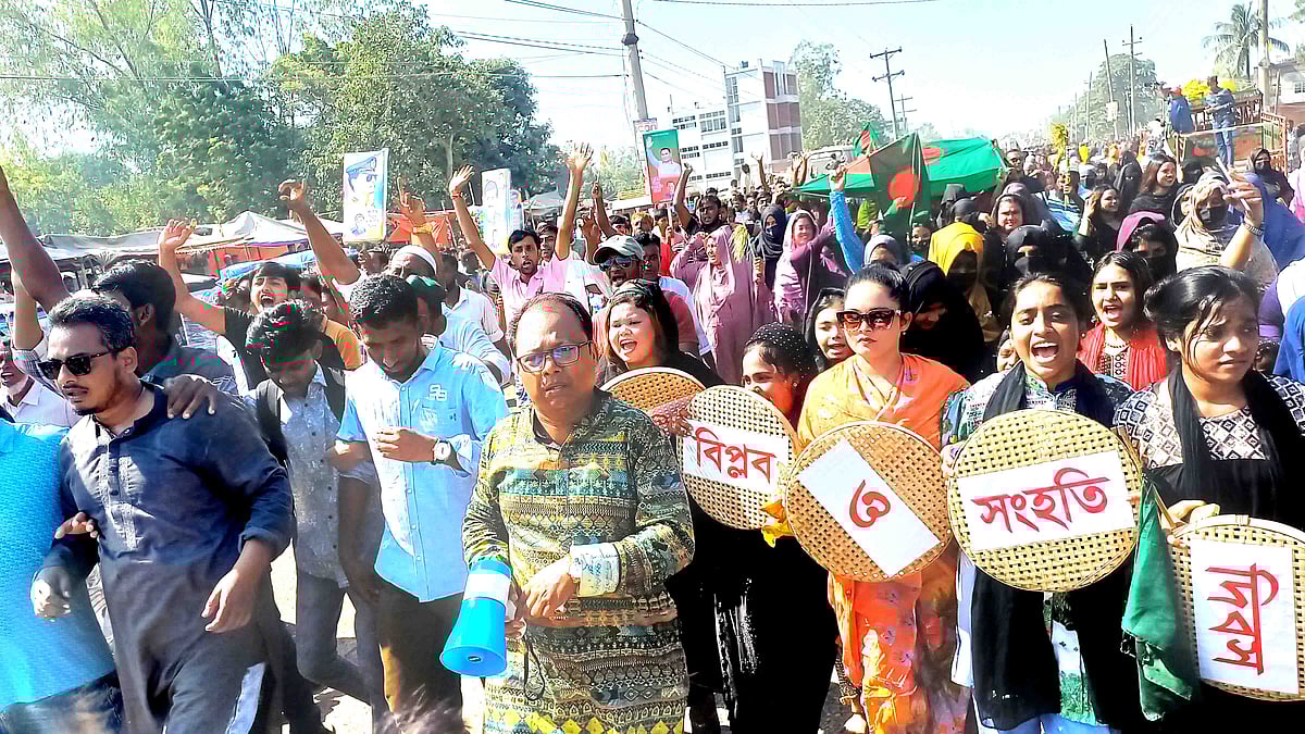 সিংড়ায় সমর্থকদের নিয়ে শোভাযাত্রা করেছেন বহিষ্কৃত বিএনপি নেতা। আজ রোববার দুপুরে