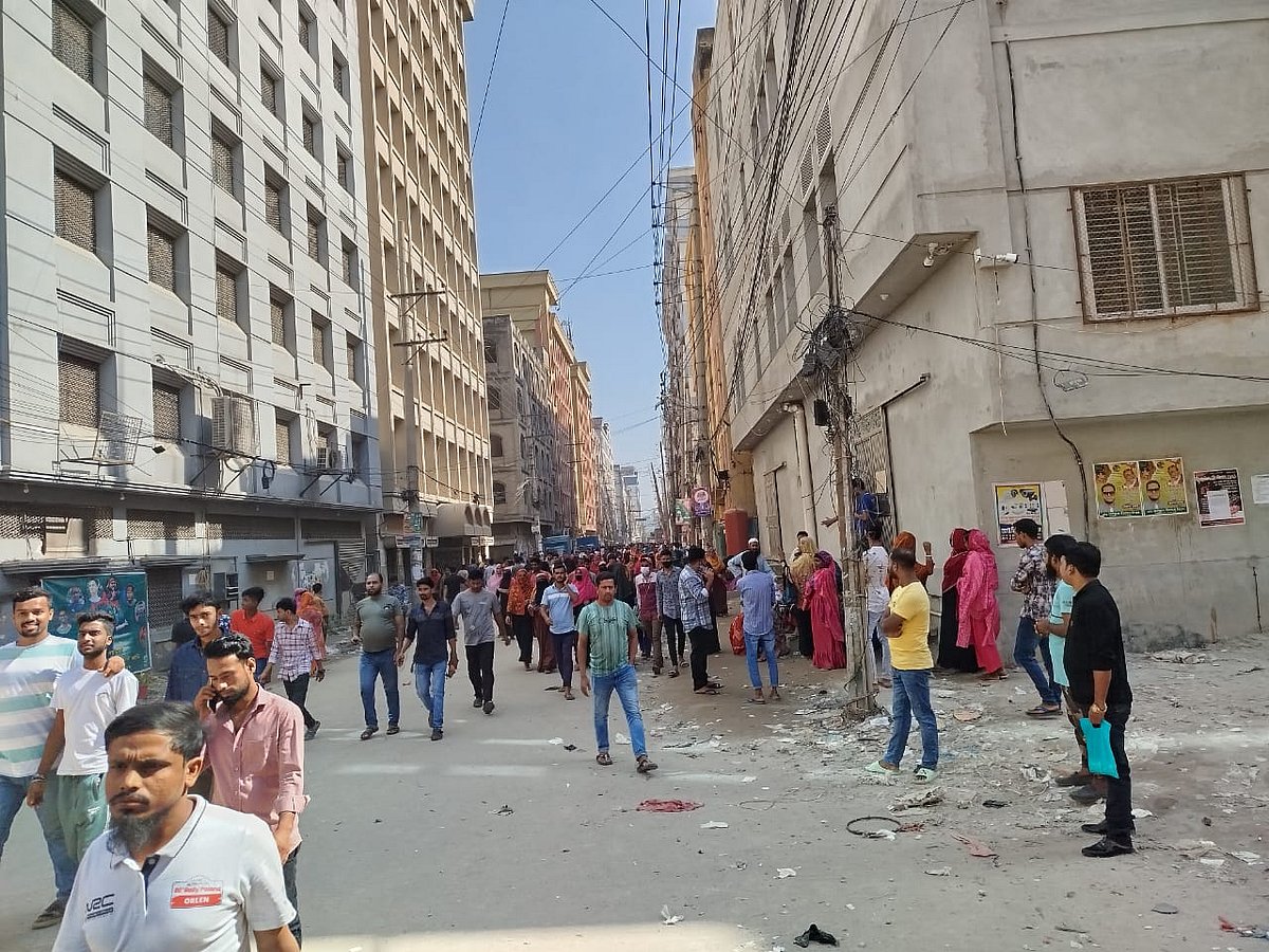 নারায়ণগঞ্জ সদর উপজেলার ফতুল্লায় অবন্তী কালারটেক্স কারখানার শ্রমিকেরা বকেয়া বেতন ও পাওনা পরিশোধের দাবিতে আজ সকালে নারায়ণগঞ্জ-মুন্সিগঞ্জ-ঢাকা সড়ক অবরোধ করে বিক্ষোভ করেন