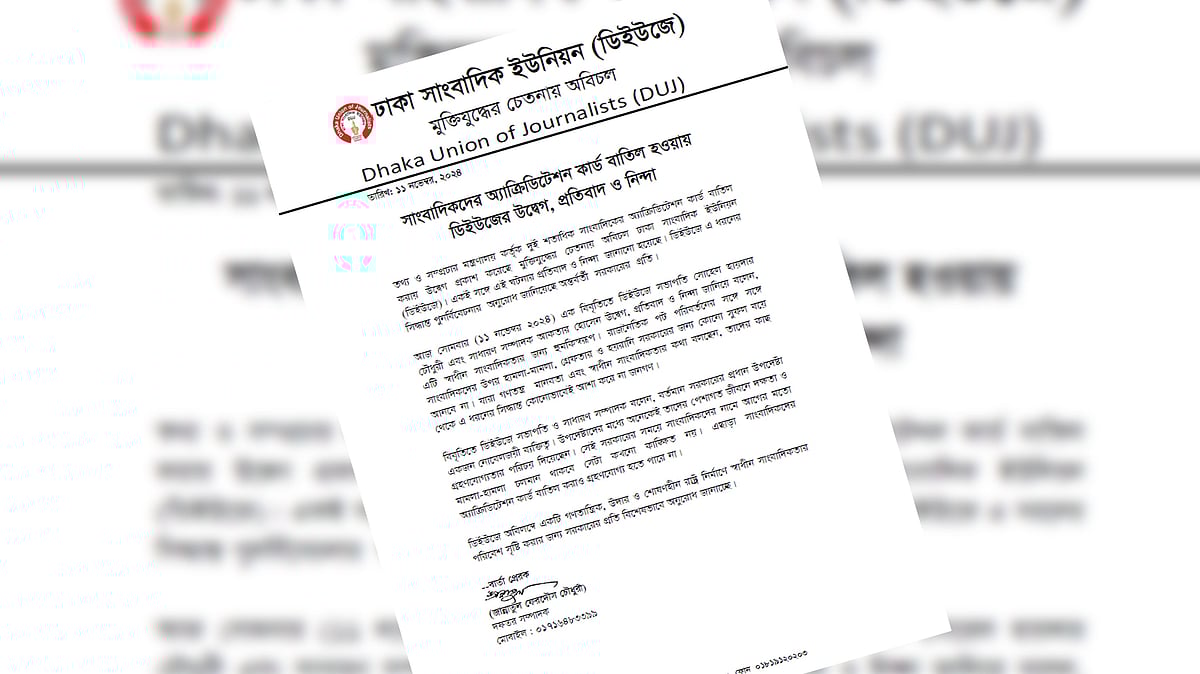 U orqadan bir ayolning ichiga kiradi