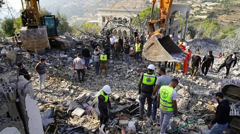 লেবাননের আলমাত গ্রামে ইসরায়েলের বিমান হামলার পর উদ্ধার কাজ চলছে