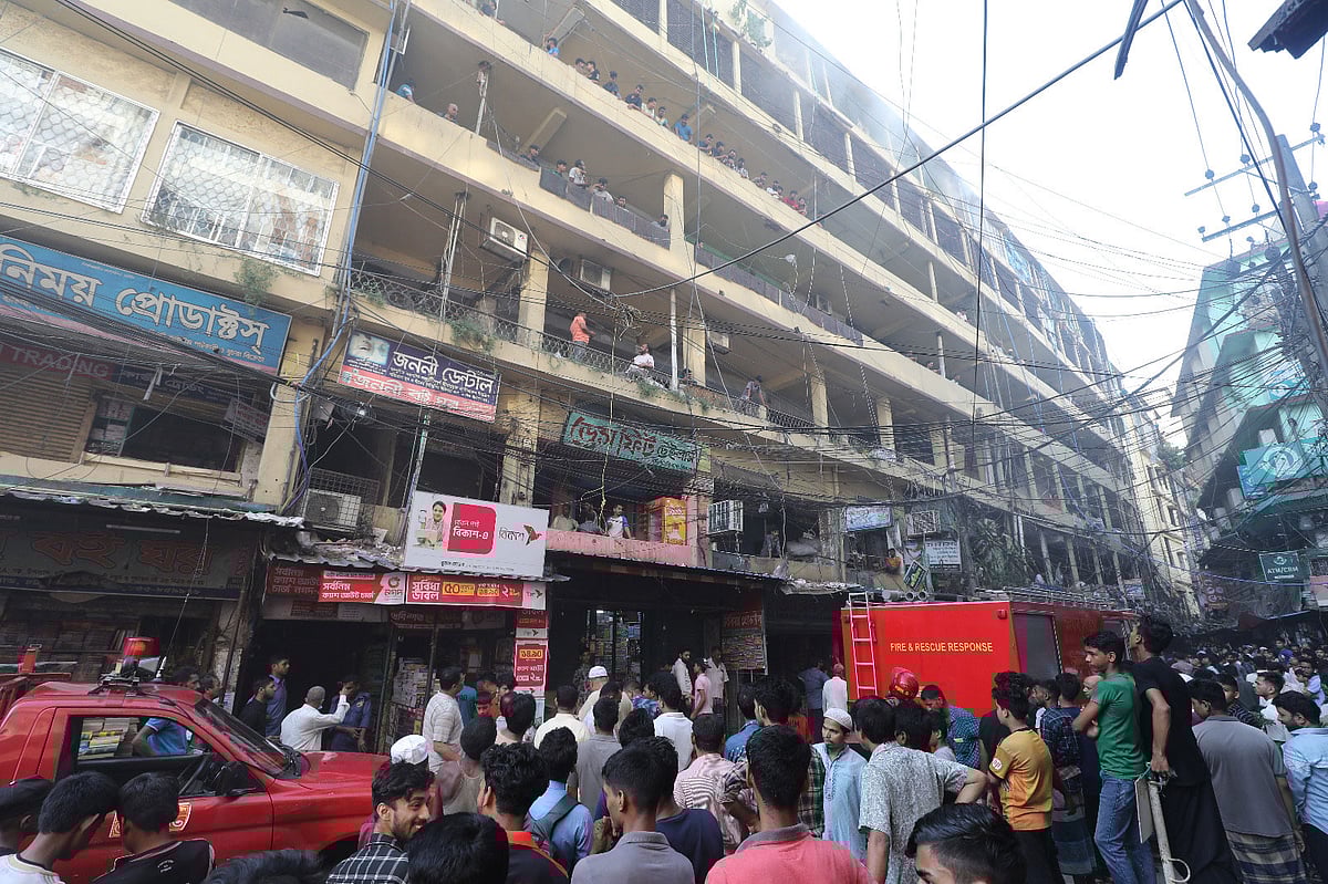 চট্টগ্রামের নুপুর মার্কেটের একটি জুতার গুদামে আগুন লাগে আজ দুপুরে। ফায়ার সার্ভিসের কর্মীরা দুইঘণ্টার চেষ্টায় আগুন নিয়ন্ত্রণে আনেন। আজ বিকেল পাঁচটায়