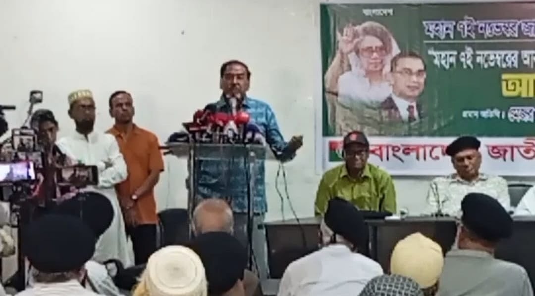 ৭ নভেম্বর ‘জাতীয় বিপ্লব ও সংহতি দিবস’ উপলক্ষে আজ সোমবার দুপুরে ঢাকা রিপোর্টার্স ইউনিটি মিলনায়তনে আয়োজিত এক আলোচনা সভায় বক্তব্য দেন বিএনপির স্থায়ী কমিটির সদস্য মেজর (অব.) হাফিজ উদ্দিন আহমদ