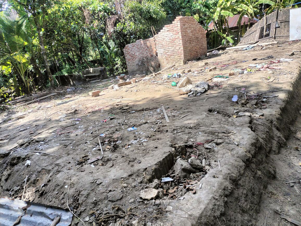 চট্টগ্রামের রাউজানে সন্ত্রাসীরা হামলা চালিয়ে ছয় ভাইয়ের পরিবারের বাড়ি গুড়িয়ে দিয়েছে