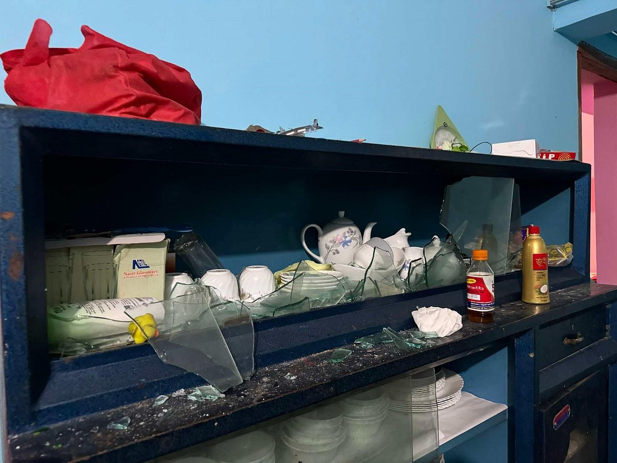 হামলা-ভাঙচুরে ক্ষতিগ্রস্থ আওয়ামী লীগ নেতার বাড়ির জিনিসপত্র। গতকাল রাতে নোয়াখালীর কবিরহাট উপজেলার চাপরাশিরহাট ইউনিয়নের সাতবাড়িয়া গ্রামে