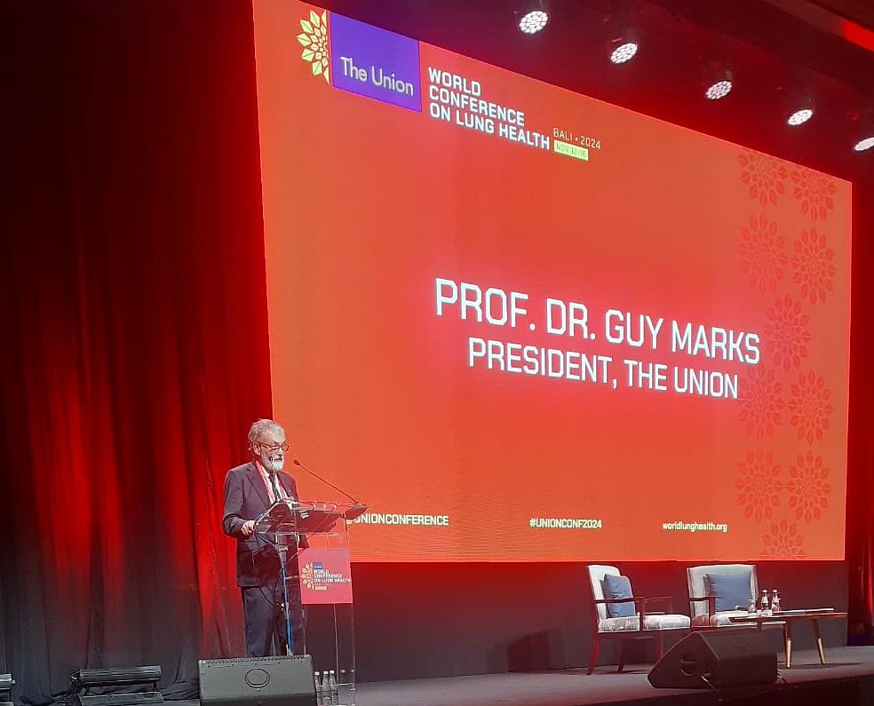 বালিতে যক্ষ্মা ও ফুসফুসের রোগবিষয়ক আন্তর্জাতিক সম্মেলনে বক্তব্য দেন দ্য ইউনিয়নের চেয়ারম্যান গে মার্কস। ইন্দোনেশিয়া, ১২ নভেম্বর