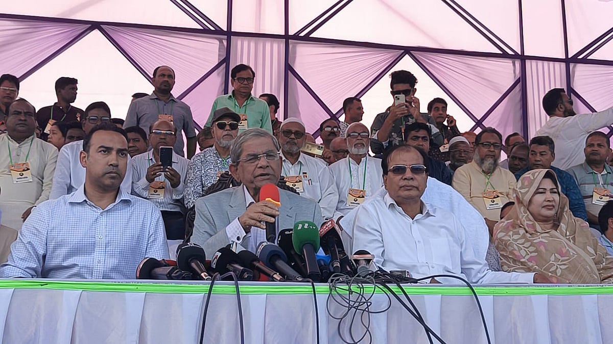 লালমনিরহাটে ফুটবল টুর্নামেন্টের উদ্বোধনী অনুষ্ঠানে এসে সাংবাদিকদের সঙ্গে কথা বলেন মির্জা ফখরুল ইসলাম আলমগীর। মঙ্গলবার বিকেলে সদর উপজেলার বড়বাড়িতে শহীদ আবুল কাশেম মহাবিদ্যালয় মাঠে