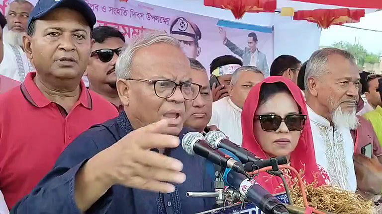 নোয়াখালীতে সমাবেশে বক্তব্য দেন বিএনপির জ্যেষ্ঠ যুগ্ম মহাসচিব রুহুল কবির রিজভী। আজ বিকেলে বেগমগঞ্জের চৌমুহনী রেলওয়ে ময়দানে