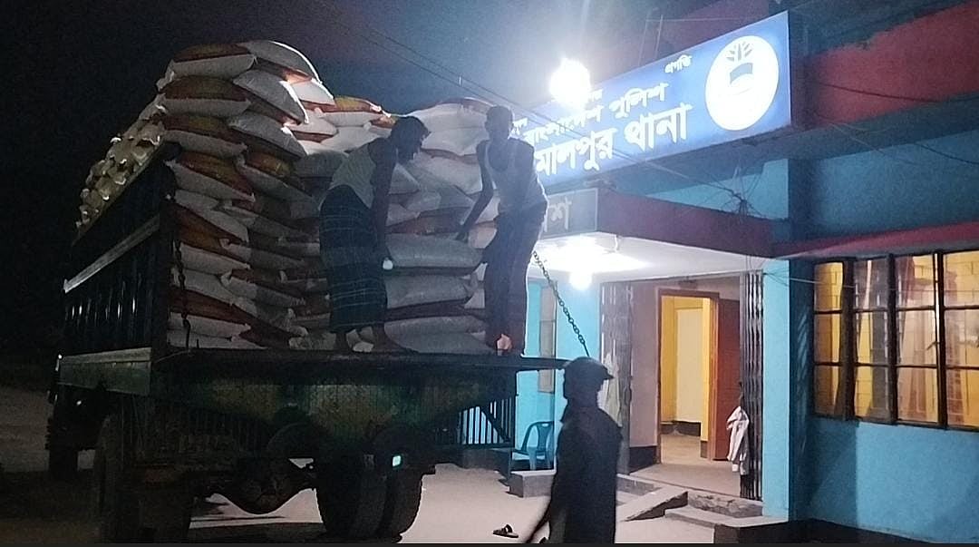 জব্দ করা চাল জামালপুর সদর থানায় আনা হয়েছে। গতকাল সোমবার রাতে