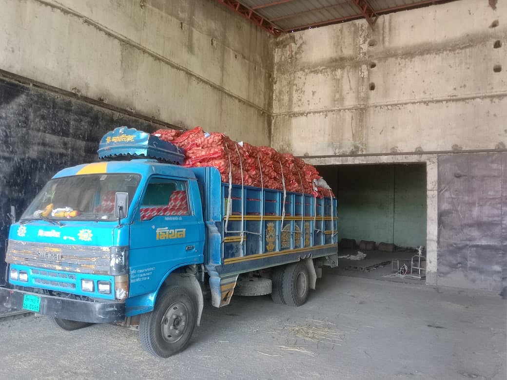 ক্ষেতলালে একটি স্বয়ংক্রিয় চালকল থেকে জব্দ করা এক ট্রাক আলু
