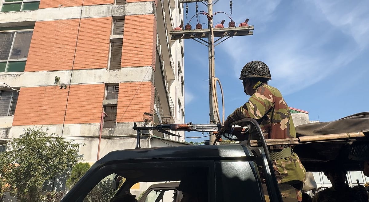 গাজীপুর নগরে টিএনজেড অ্যাপারেলস গ্রুপের কারখানার সামনে টহল দিচ্ছে সেনাবাহিনী। আজ মঙ্গলবার সকাল সাড়ে ৯টায়