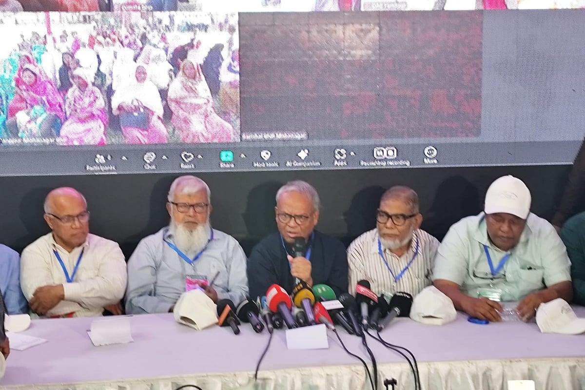 বিএনপির জ্যেষ্ঠ যুগ্ম মহাসচিব রুহুল কবির রিজভী। আজ মঙ্গলবার সকালে নয়াপল্টনে বিএনপির কেন্দ্রীয় কার্যালয়ের নিচতলায় ‘ফ্রি মেডিকেল ক্যাম্প’-এর উদ্বোধনী অনুষ্ঠানে