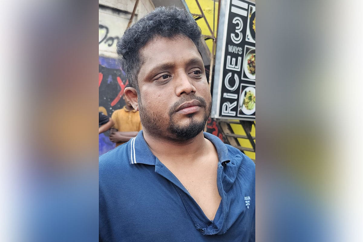 নিষিদ্ধ সংগঠন ছাত্রলীগের কুষ্টিয়ার কুমারখালী উপজেলার সাবেক সাধারণ সম্পাদক রাসেল হোসেনকে আটক করে পুলিশে দেয় জনতা