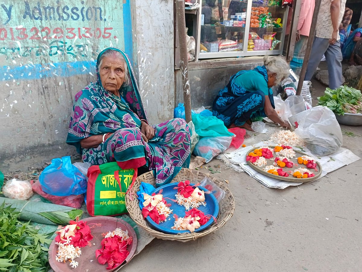ময়মনসিংহ নগরের পৌর কাঁচাবাজার এলাকায় পূজার ফুল ও নানা অনুষঙ্গ নিয়ে বসেন একদল নারী