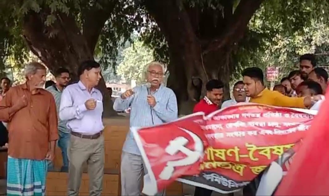 পঞ্চগড়ে সিপিবির পথসভায় বাধা দেন কয়েকজন যুবক। এ সময় মাইক্রোফোন ও ব্যানার কেড়ে নিলে সভাটি পণ্ড হয়ে যায়। বুধবার দুপুরে তেঁতুলিয়া উপজেলা শহরের তেঁতুলতলায়