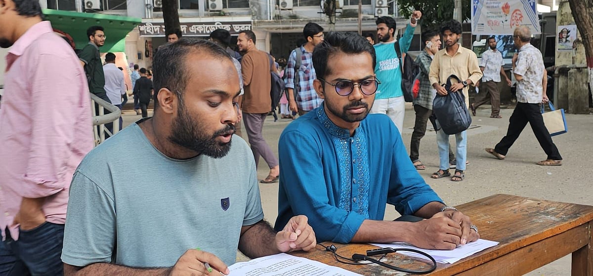 জগন্নাথ বিশ্ববিদ্যালয়ে বুধবার আয়োজিত সংবাদ সম্মেলনে বক্তব্য দিচ্ছেন জগন্নাথ বিশ্ববিদ্যালয় দ্বিতীয় ক্যাম্পাস আন্দোলনের মুখপাত্র তৌসির মাহমুদ ও সংগঠক রাকিব