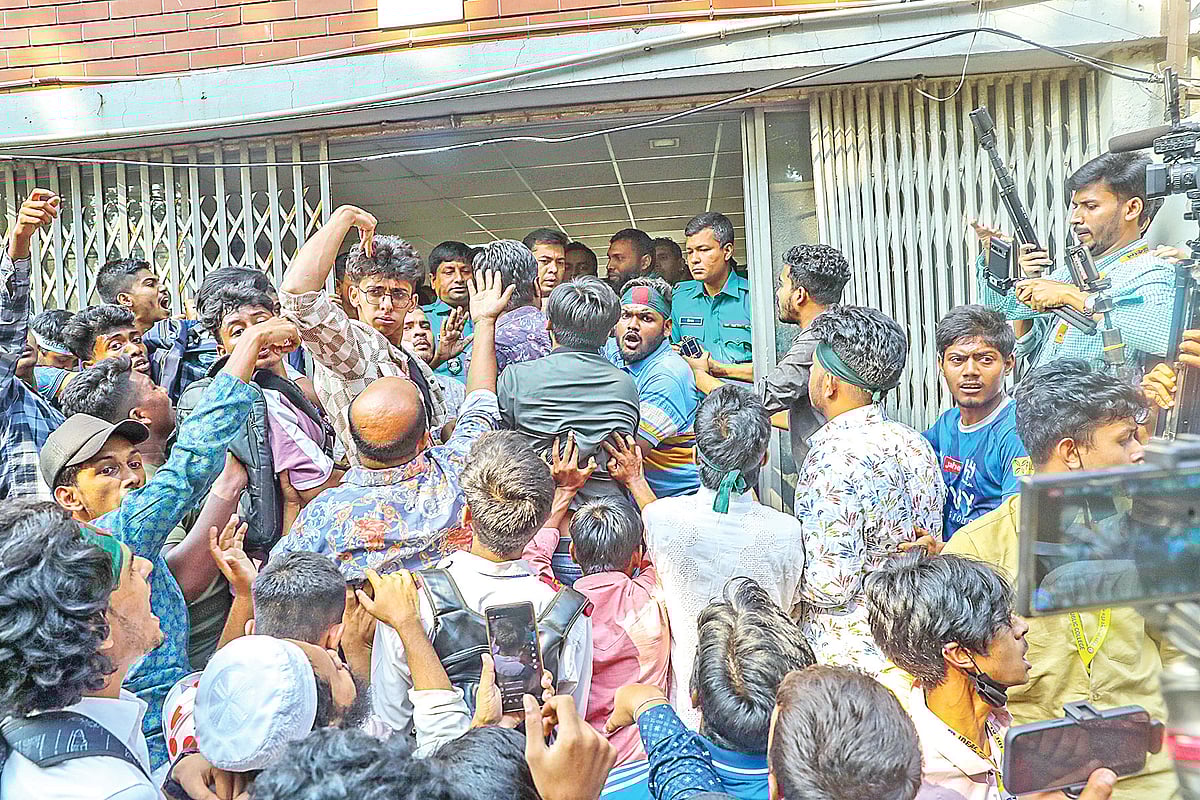 নূর হোসেন দিবস উপলক্ষে আওয়ামী লীগের মাঠে নামার ঘটনাটি এককথায় দ্বিচারিতা