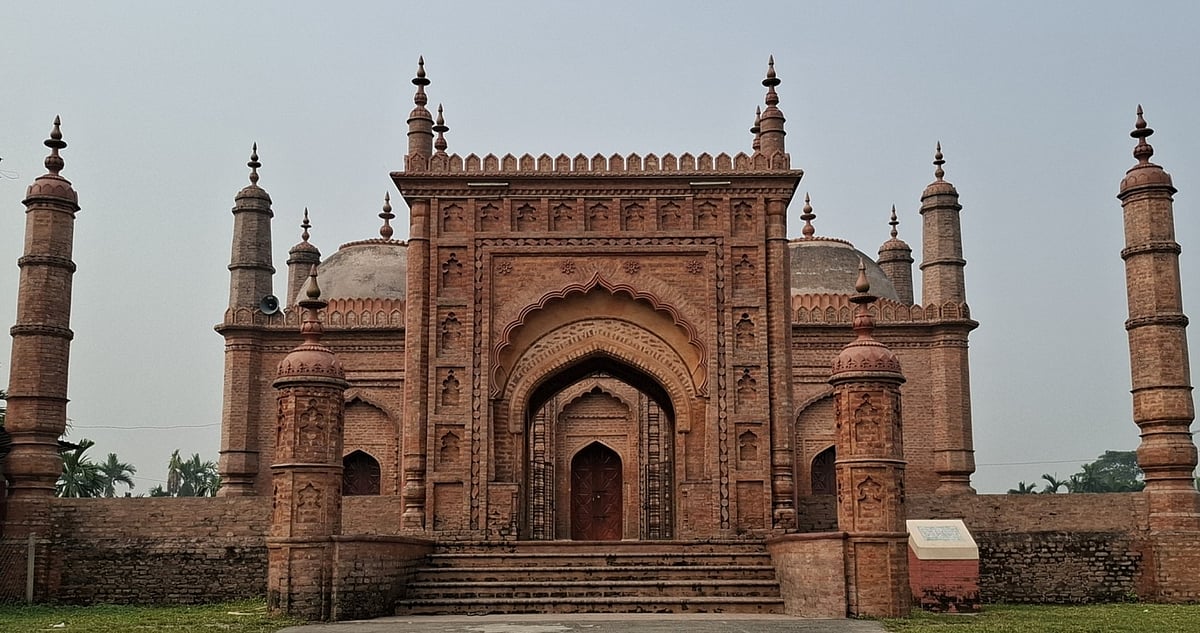 ঠাকুরগাঁও সদর থেকে ১৫ কিলোমিটার দূরে বালিয়া গ্রামে অবস্থিত ছোট বালিয়া জামে মসজিদ
