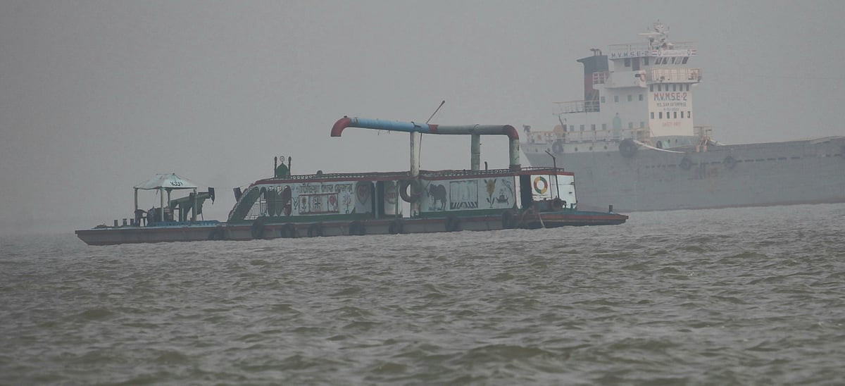 মেঘনা নদীর ইলিশা এলাকায় বালু তোলার প্রস্তুতি চলছে। সম্প্রতি তোলা