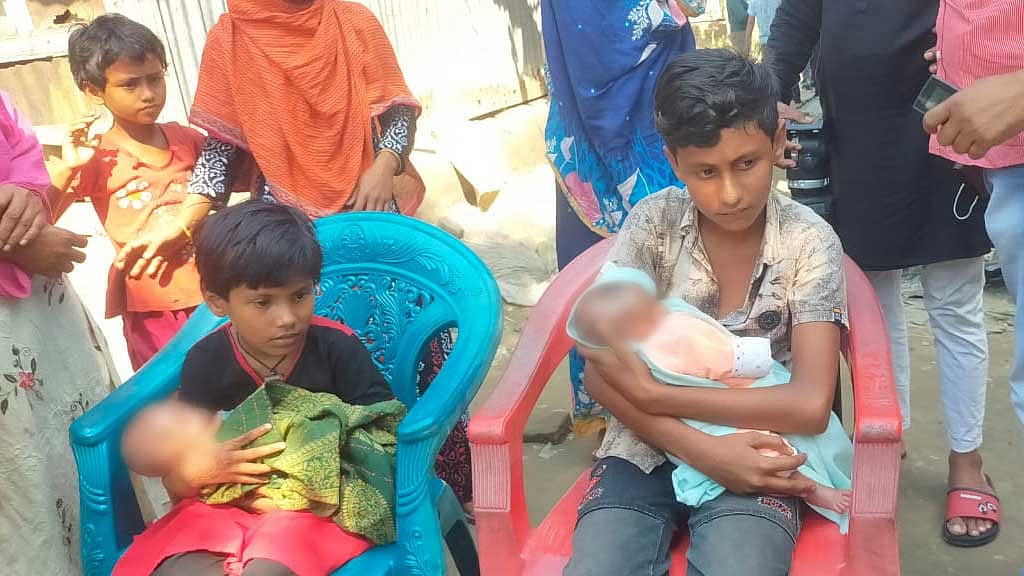 সাজ্জাদ মিয়া ও তার বোনের কোলে জমজ দুই বোন