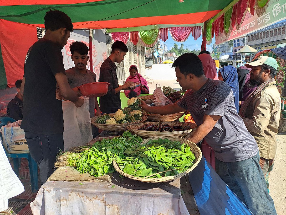 গাইবান্ধা শহরের ডিবি রোডের ব্যস্ততম জিরো পয়েন্টে ছাত্রদের উদ্যোগে গড়ে ওঠা জনতার বাজারে বেচাকেনা চলছে। বুধবার সকালে