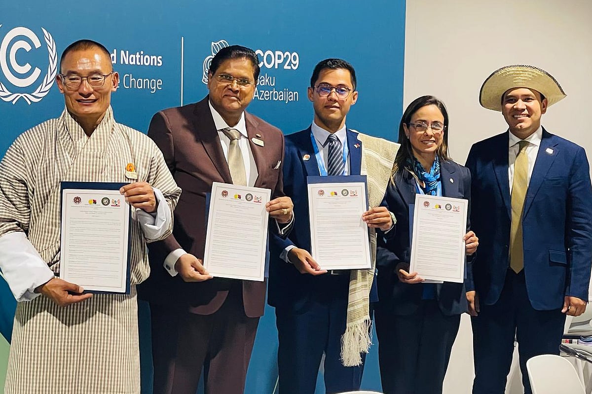 ভুটানসহ চার দেশের কর্মকর্তাদের সঙ্গে আয়োজক কর্মকর্তাদের একজন। বাকু, ১৩ নভেম্বর