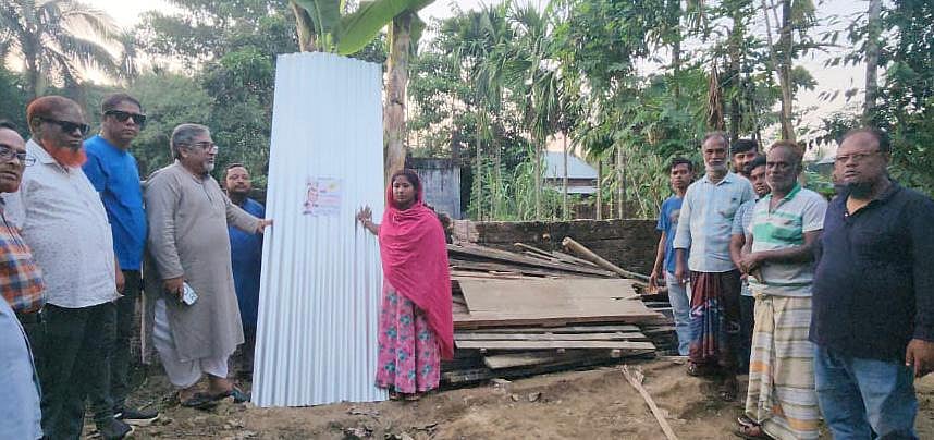ময়মনসিংহের হালুয়াঘাটে আকস্মিক বন্যায় ক্ষতিগ্রস্ত পরিবারের ঘর নির্মাণে ঢেউটিন দেন বিএনপির যুগ্ম মহাসচিব এমরান সালেহ। বৃহস্পতিবার বিকেলে পৌর শহরের ঋষিপাড়া এলাকায়