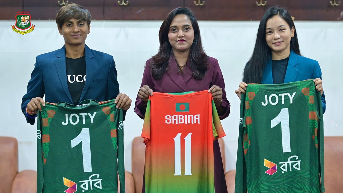 জার্সি হাতে সাবিনা খাতুন, নিগার সুলতানা ও ঋতুপর্ণা চাকমা