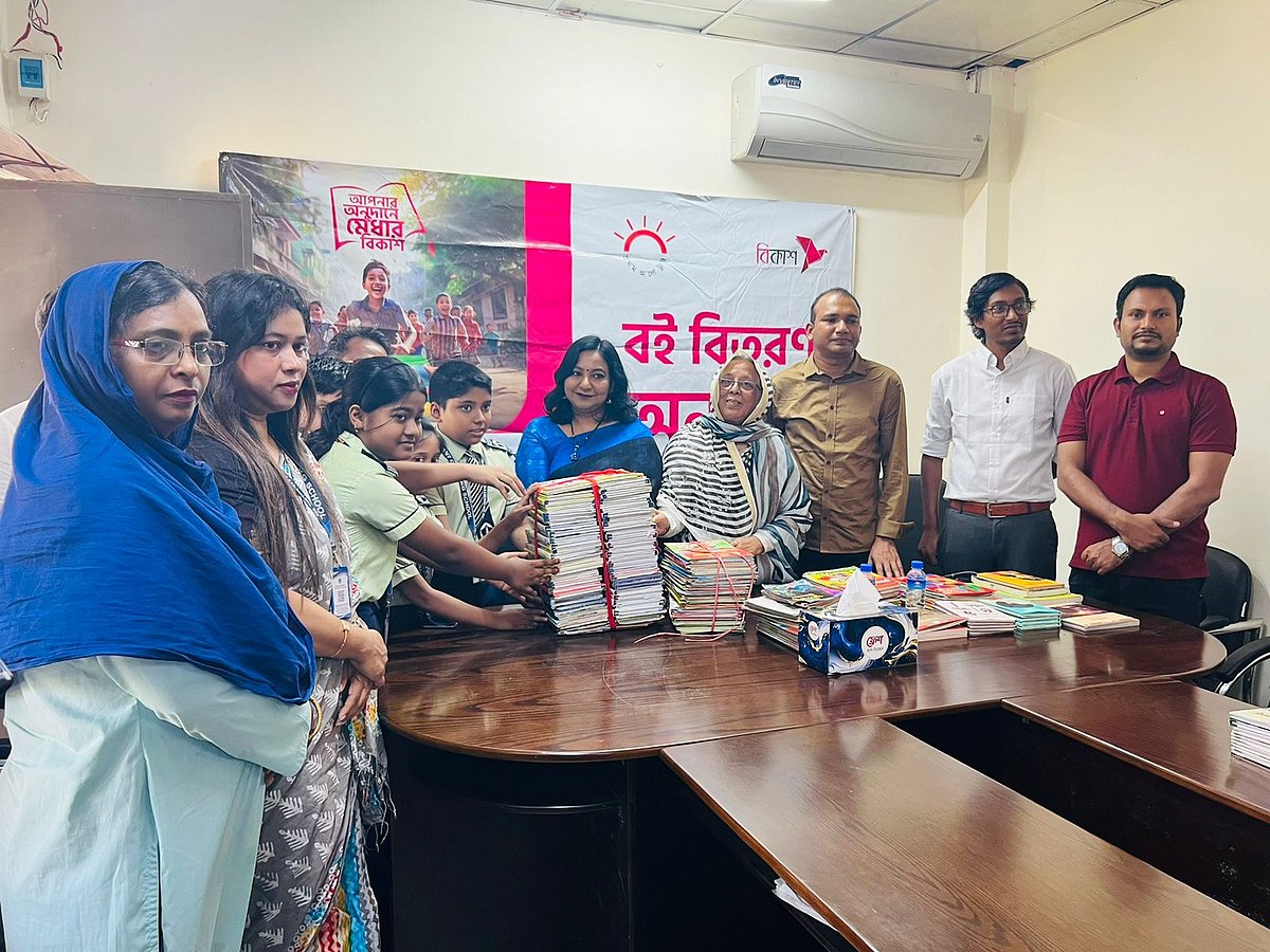 বিকাশের উদ্যোগে ও প্রথম আলো ট্রাস্টের সহযোগিতায় বিভিন্ন প্রতিষ্ঠানের প্রতিনিধিদের হাতে বই তুলে দেওয়া হয়।