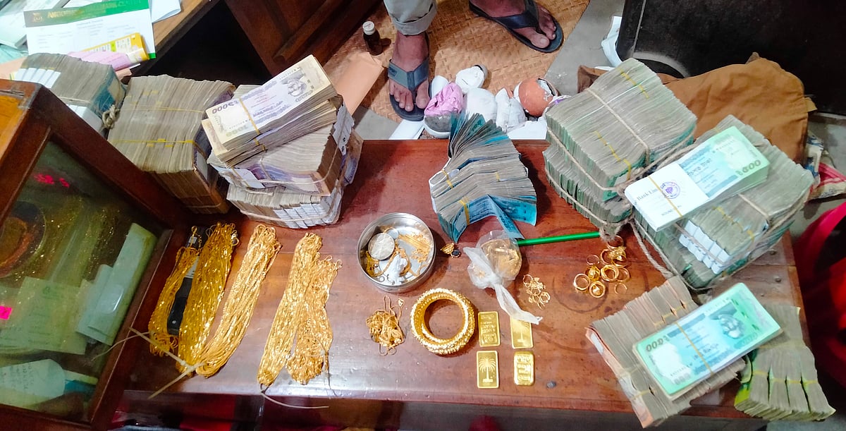 মির্জাপুরে একটি জুয়েলারি দোকানে যৌথ বাহিনী অভিযান চালিয়ে ১০৪ ভরি স্বর্ণালংকার ও নগদ ৬৮ লাখ টাকা জব্দ করেছে।