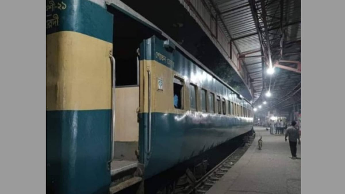 সিরাজগঞ্জ থেকে ঢাকাগামী সিরাজগঞ্জ এক্সপ্রেস ট্রেনের যাত্রা তিন মাস পর শুরু হলো। আজ শুক্রবার ভোর ৬টায় পৌর শহরের বাজার স্টেশনে