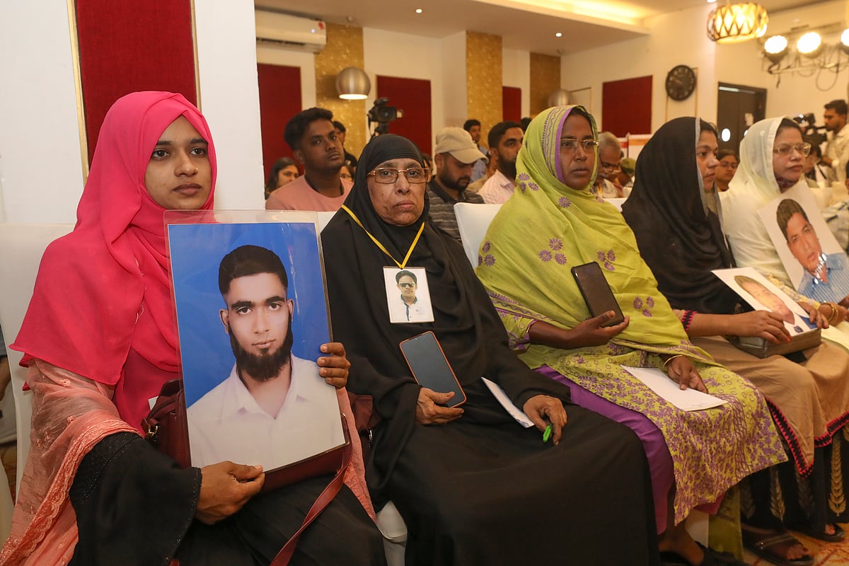 গুমের শিকার হওয়া ব্যক্তিদের ছবি হাতে স্বজনেরা। রাজধানীর গুলশানের বেঙ্গল ক্যানারি পার্ক হোটেল, ১৫ নভেম্বর, ২০২৪