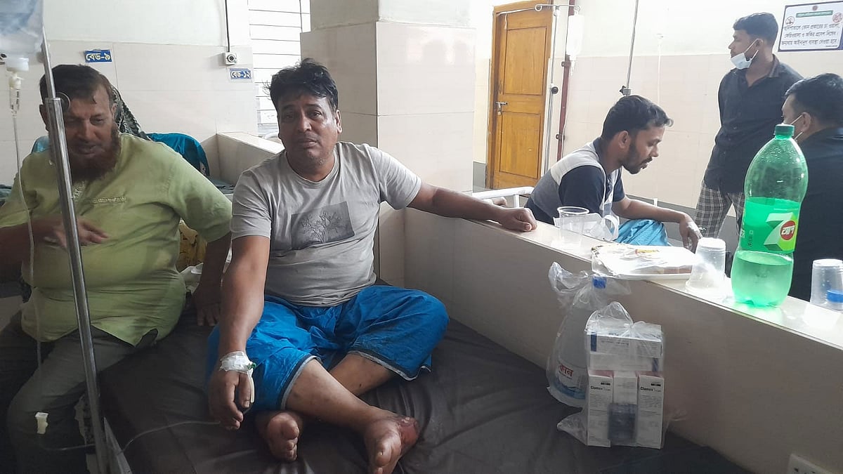 চট্টগ্রামের রাউজানে মুখোশধারীদের হামলায় আহত মো. জসিম উদ্দিন। আজ দুপুর ১২টায় চট্টগ্রাম মেডিকেল কলেজ হাসপাতালের ক্যাজুয়ালটি ওয়ার্ডে