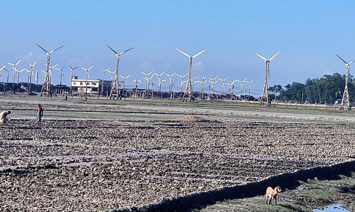 অযত্ন-অবহেলায় বন্ধ হয়ে গেছে দেশের প্রথম ও সর্ববৃহৎ বায়ুবিদ্যুৎ কেন্দ্র।এমন পরিস্থিতির জন্য অনিয়ম, দুর্নীতি-তদারকির অভাবকে দায়ী করেন স্থানীয়রা। বৃহস্পতিবার দুপুরে কক্সবাজারের কৃতুবদিয়ায়