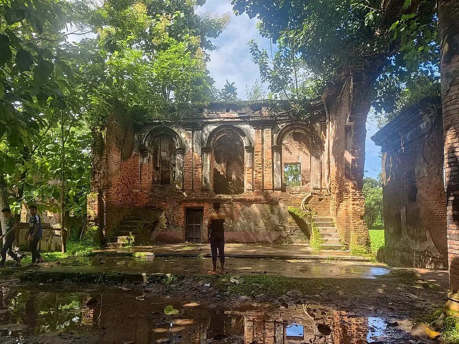 Epiphany kuni chomilayotgan yalangoch ayollar