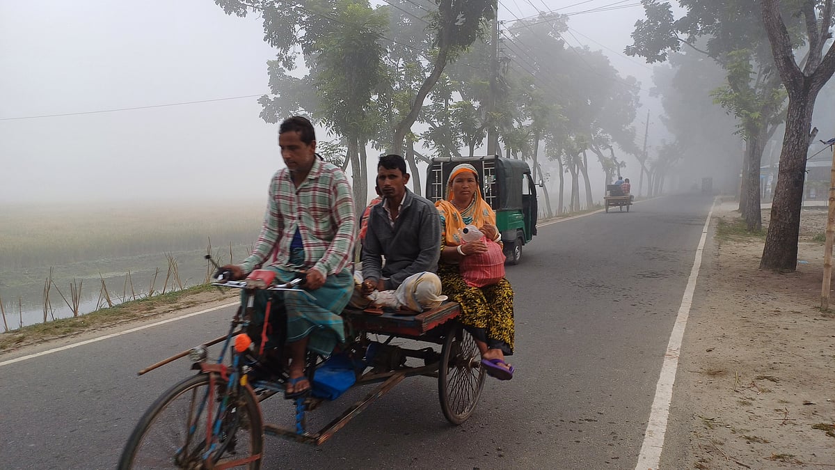 কুয়াশার মধ্যে জীবিকার তাগিদে ছুটছেন লোকজন। শনিবার সকাল ৮টার দিকে পঞ্চগড় পৌরসভার জালাসী এলাকায়