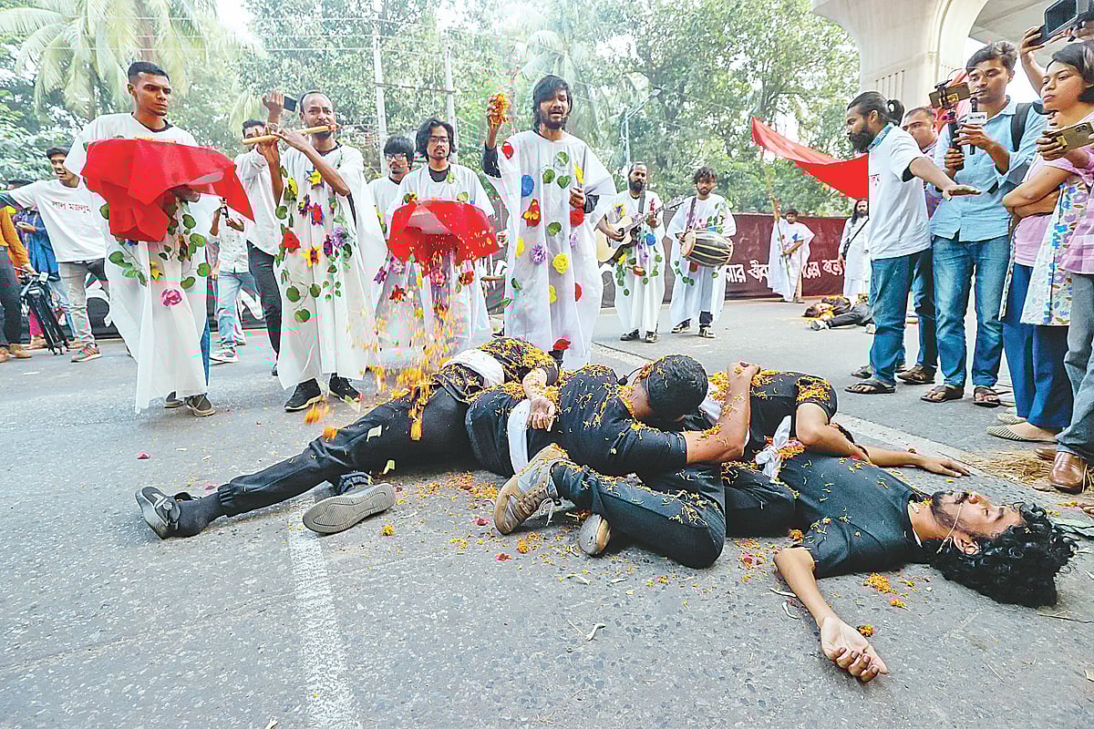 ‘লাল মজলুম’ নামে উন্মুক্ত রাজপথ গণপরিবেশনার একটি দৃশ্য। গতকাল বিকেলে রাজধানীর টিএসসি–সংলগ্ন সড়কে