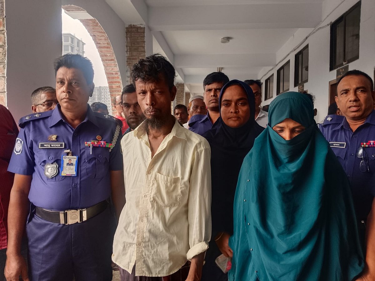 ময়মনসিংহ আদালত থেকে আসামিদের কারাগারে নেওয়া হচ্ছে। আজ রোববার দুপুরে