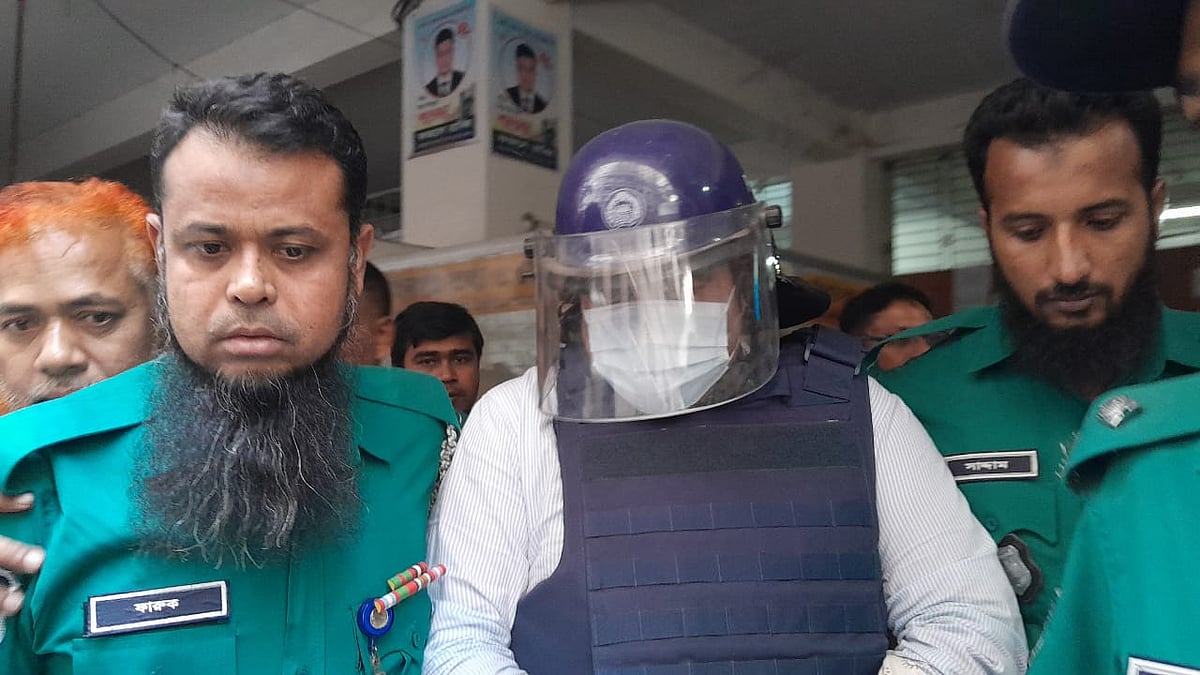 দেশ টিভির ব্যবস্থাপনা পরিচালক (এমডি) আরিফ হাসানকে আদালত থেকে হাজতখানায় নিয়ে যাচ্ছে পুলিশ