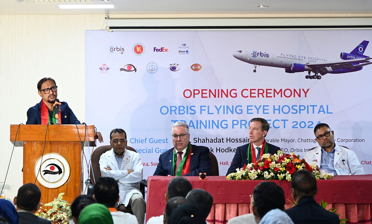 বাংলাদেশে আসা অরবিস ফ্লাইং আই হসপিটালের প্রশিক্ষণ কর্মসূচির উদ্বোধনী অনুষ্ঠানে বক্তব্য দেন সিটি মেয়র শাহাদাত হোসেন। আজ বিকেলে পাহাড়তলী চক্ষু হাসপাতালে