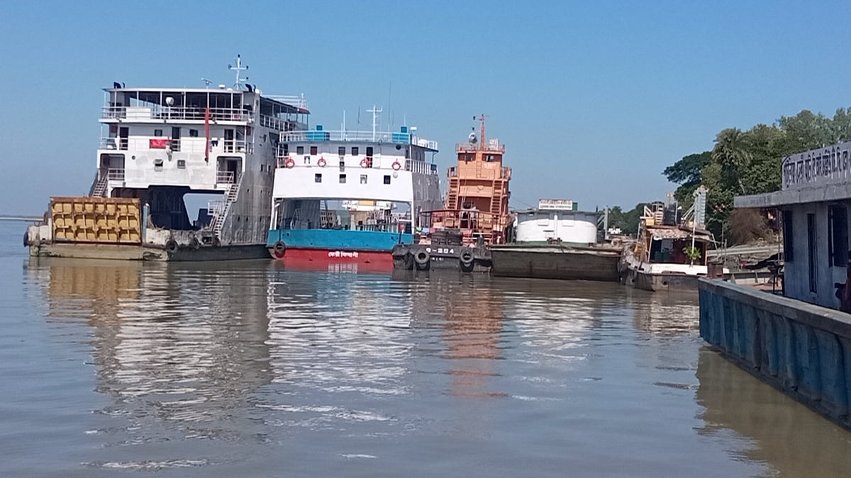 ফেরি চলাচল বন্ধ থাকায় পন্টুনে ফেরিগুলো নোঙর করে রাখা হয়েছে। রোববার সকালে মানিকগঞ্জের আরিচা ঘাটে