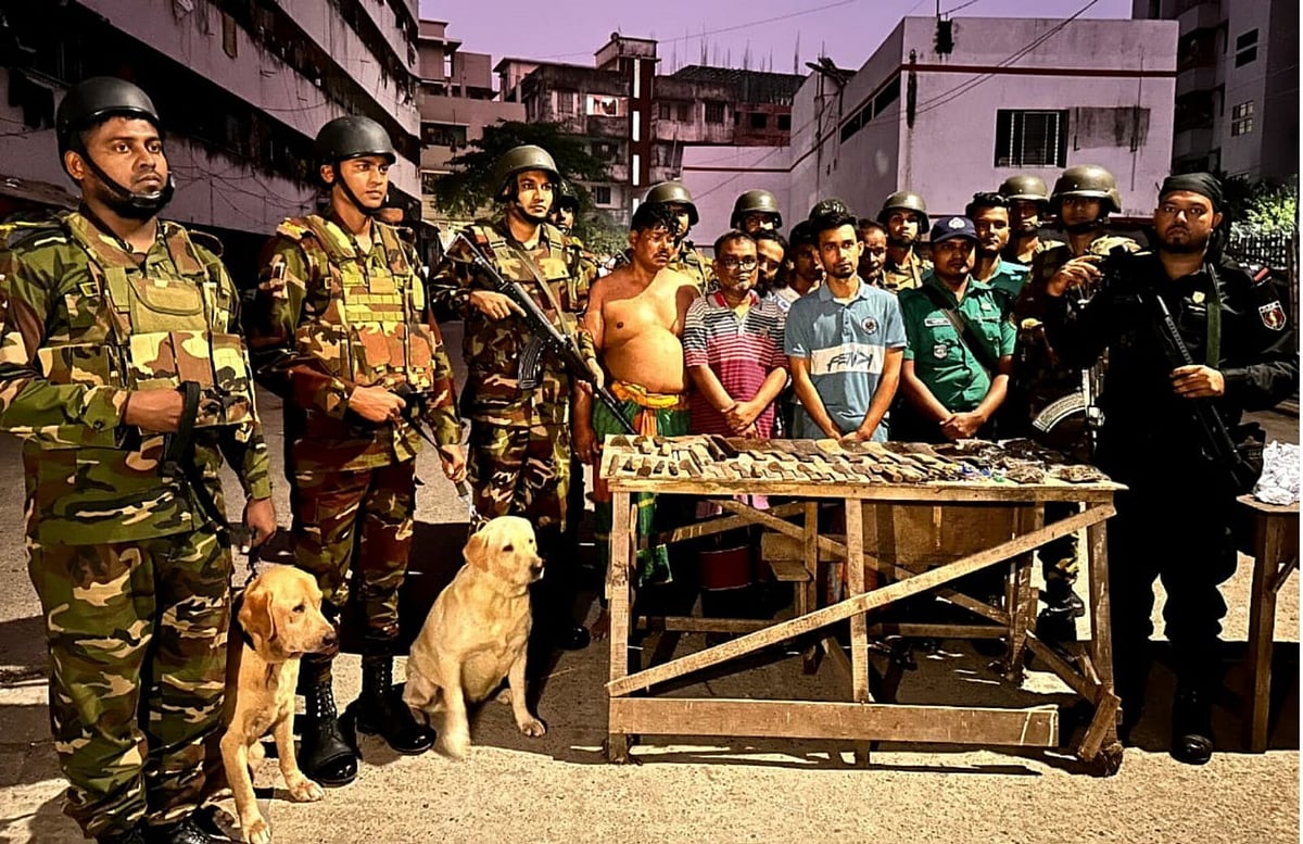 রাজধানীর হাজারীবাগের এলাকায় যৌথ বাহিনীর অভিযানে ১৫ জনকে গ্রেপ্তার করা হয়েছে