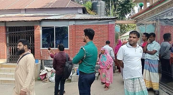 আগুনে দগ্ধ হওয়ার খবর পেয়ে প্রতিবেশীরা ছুটে আসেন। আজ রোববার সকালে গাজীপুর নগরের বাগবাড়ি এলাকায়