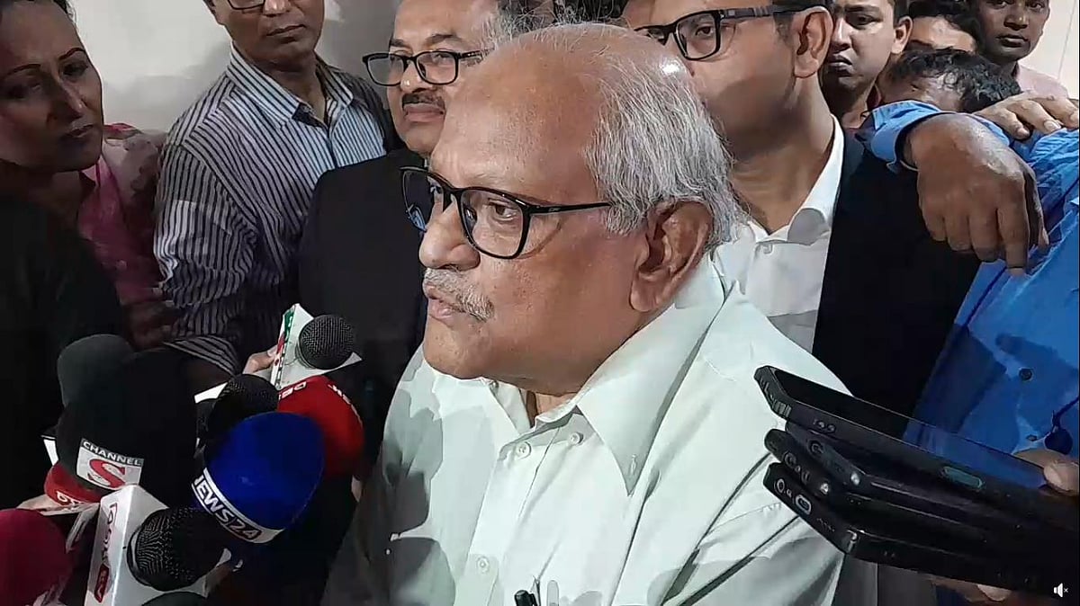 সচিবালয়ে সাংবাদিকদের সঙ্গে কথা বলেন পুলিশ সংস্কার কমিশনের প্রধান সফররাজ হোসেন। ঢাকা, ১৮ নভেম্বর