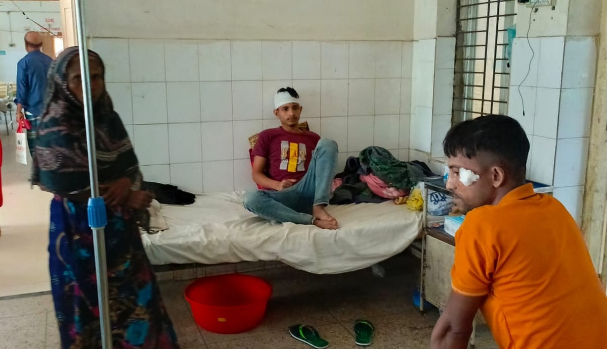 নরসিংদীর রায়পুরা উপজেলায় জমির বিরোধ নিয়ে দুই বংশের মধ্যে টেঁটাযুদ্ধে আহত ব্যক্তিদের একজন। আজ দুপুরে রায়পুরা উপজেলা স্বাস্থ্য কমপ্লেক্সে