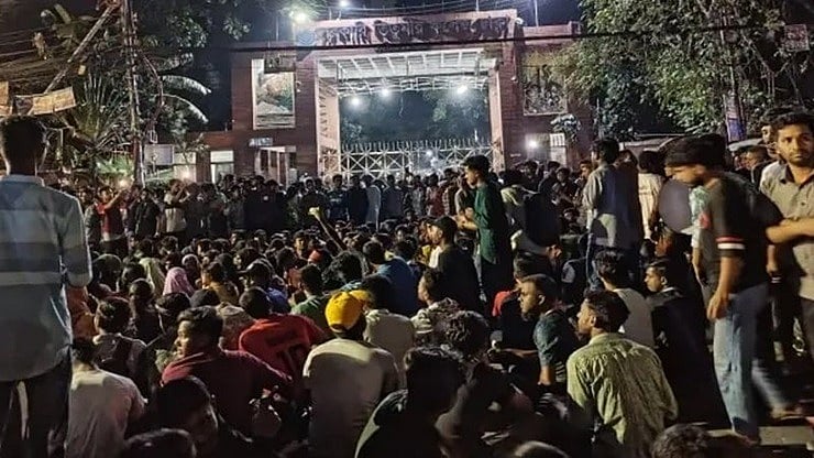 সন্ধ্যা সাড়ে ৬টার দিকে সরকারি তিতুমীর কলেজের শিক্ষার্থীরা মহাখালীতে কলেজের সামনের সড়ক অবরোধ করে বিক্ষোভ করছেন
