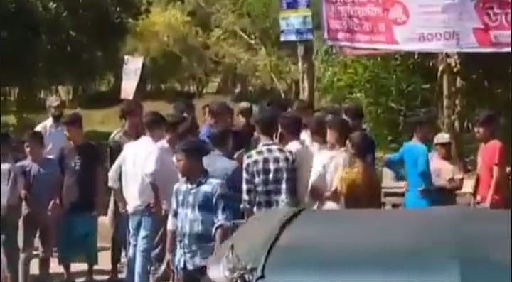 চট্টগ্রামের বাঁশখালীতে বাসের ধাক্কায় এক ব্যক্তির মৃত্যুর পর সড়কে লোকজনের ভিড়। আস সকাল সাড়ে নয়টায় বাঁশখালীর বৈলগাঁওয়ের বাইন্যার টেক এলাকায়